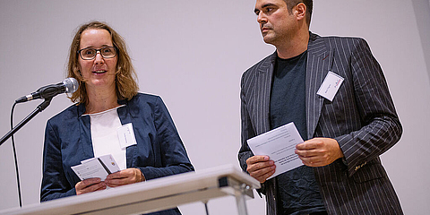 Veronika Nahm, Direktorin des Anne Frank Zentrums, und Mani Tilgner begrüßen die Familie Ledermann/ Citroen und weitere Gäste © Anne Frank Zentrum, Foto: Selim Sudheimer