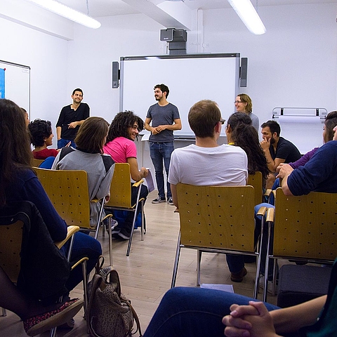 Foto: Jugendliche im Seminarraum