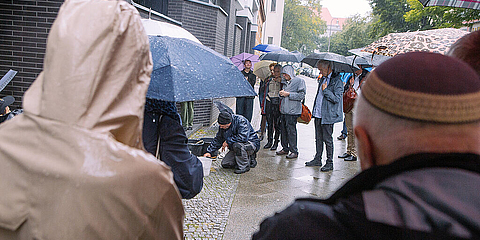 Familienangehörige und Gäste während der Verlegung der Stolpersteine © Anne Frank Zentrum, Foto: Selim Sudheimer