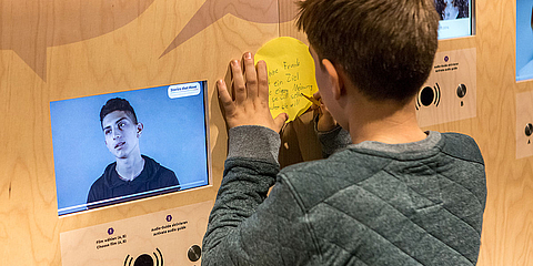Besucher in der Ausstellung "Alles über Anne" des Anne Frank Zentrums Berlin