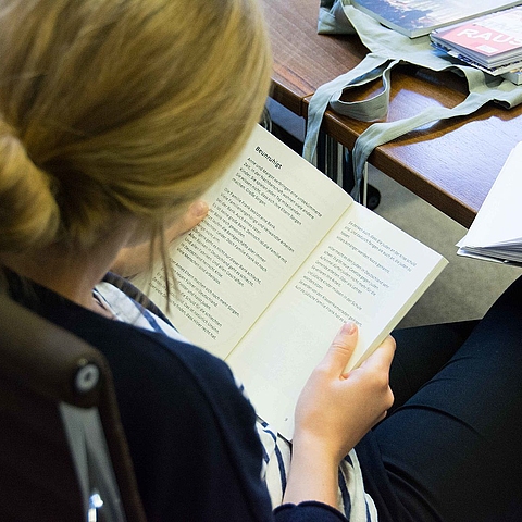 Eine Frau liest ein Buch