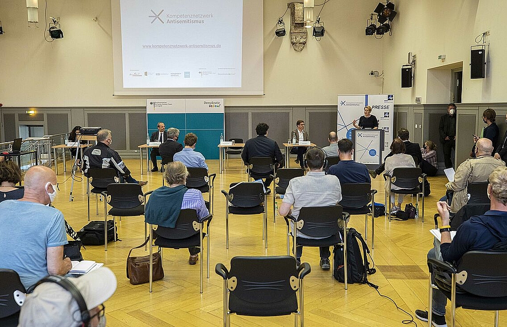 Die Pressekonferenz zum Launch der Webseite am 30.6.2020 fand coronabedingt unter besonderen Abstandsregelungen statt. © Kompetenznetzwerk Antisemitismus / Foto: Ruthe Zuntz