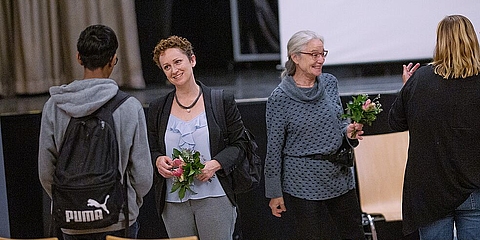 Sarah und Suzanne Richardson im Gespräch mit Schüler*innen © Anne Frank Zentrum, Foto: Selim Sudheimer