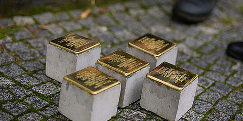 Stolpersteine der Familie Ledermann © Anne Frank Zentrum, Foto: Selim Sudheimer 