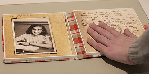 Tastobjekt in der Ausstellung "Alles über Anne" des Anne Frank Zentrums © Ruthe Zuntz