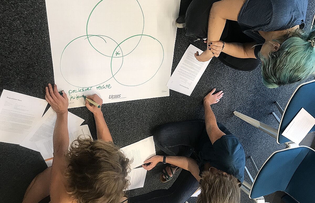 Die Biografien von Anne, Hava und Marah werden miteinander in Beziehung gesetzt, welche Erfahrungen verbindet die drei jungen Frauen, welche sind unterschiedlich? © Anne Frank Zentrum, Foto: Anne Frank Zentrum