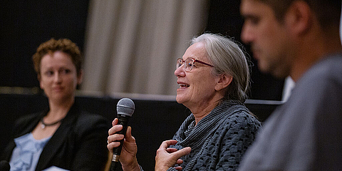 Suzanne Richardson erzählt ihre Familiengeschichte vor Schüler*innen des Tiergarten Gymnasiums © Anne Frank Zentrum, Foto: Selim Sudheimer