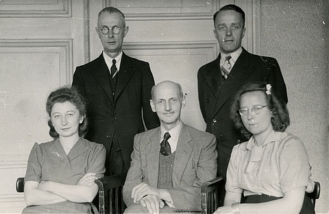 Otto mit den Helfer*innen, Oktober 1945, Fotografie. Von links nach rechts: Miep, Johannes, Otto, Victor und Bep © Fotosammlung des Anne Frank Hauses Amsterdam