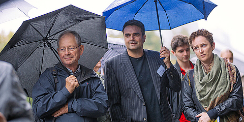 Mani Tilgner, Referent im Anne Frank Zentrum, und Sarah Richardson, die Enkelin von Sanne Ledermann, bei der Stolpersteinverlegung © Anne Frank Zentrum, Foto: Selim Sudheimer
