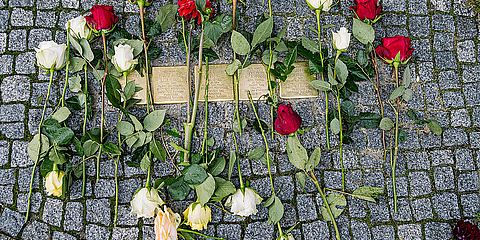 Stolpersteine der Familie Ledermann mit Rosen © Anne Frank Zentrum, Foto: Selim Sudheimer 