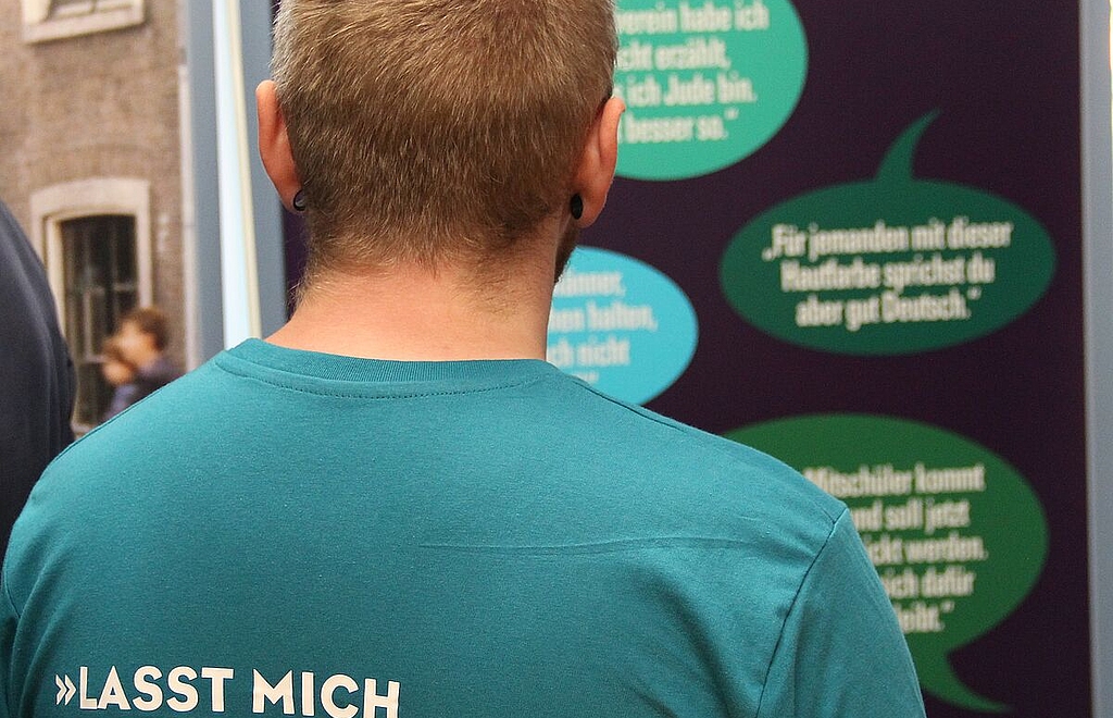 Die Peer Guides der JVA Vechta tragen T-Shirts mit dem Titel der Ausstellung, ein Zitat von Anne Frank (2019) © Anne Frank Zentrum