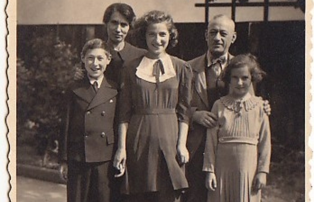 Batya Netzer mit Eltern und Geschwistern: Familienarchiv Batya Netzer / erinnern.at