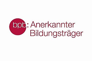 roter Kreis, darin in weißer Schrift bpb; rechts daneben der Schriftzug "Anerkannter Bildungsträger"