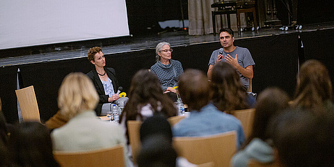 Sarah Richardson, ihre Mutter Suzanne Richardson und Mani Tilgner beim Gespräch mit Schüler*innen des Gymnasium Tiergartens © Anne Frank Zentrum, Foto: Selim Sudheimer