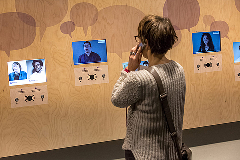 Ausstellungsbereich Bühne: Zeitzeug*innen und heutige Jugendliche berichten über sich und ihre Erfahrungen mit Diskriminierung. © Foto: Mandy Klötzer