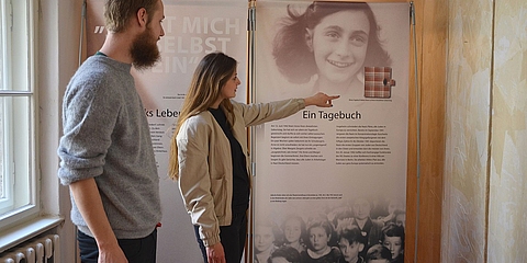 Besucherinnen und Besucher in der Wanderausstellung »Lasst mich ich selbst sein«