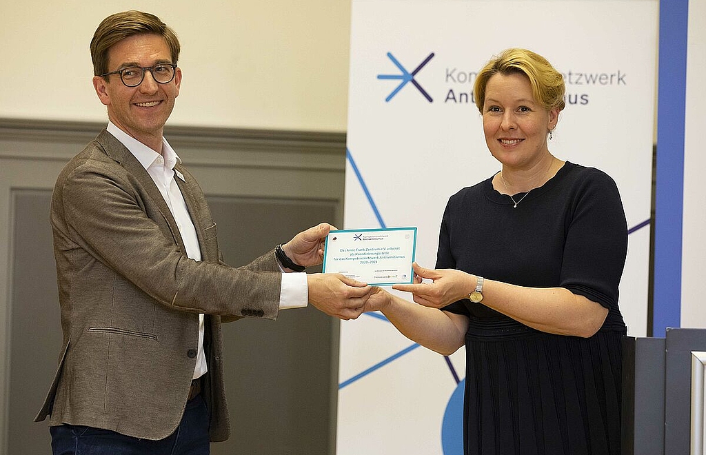 Dr. Franziska Giffey, Bundesministerin für Familie, Senioren, Frauen und Jugend, überreicht Patrick Siegele, Direktor des Anne Frank Zentrums, ein Türschild für die Koordinierungsstelle des Kompetenznetzwerks Antisemitismus Foto: Ruthe Zuntz